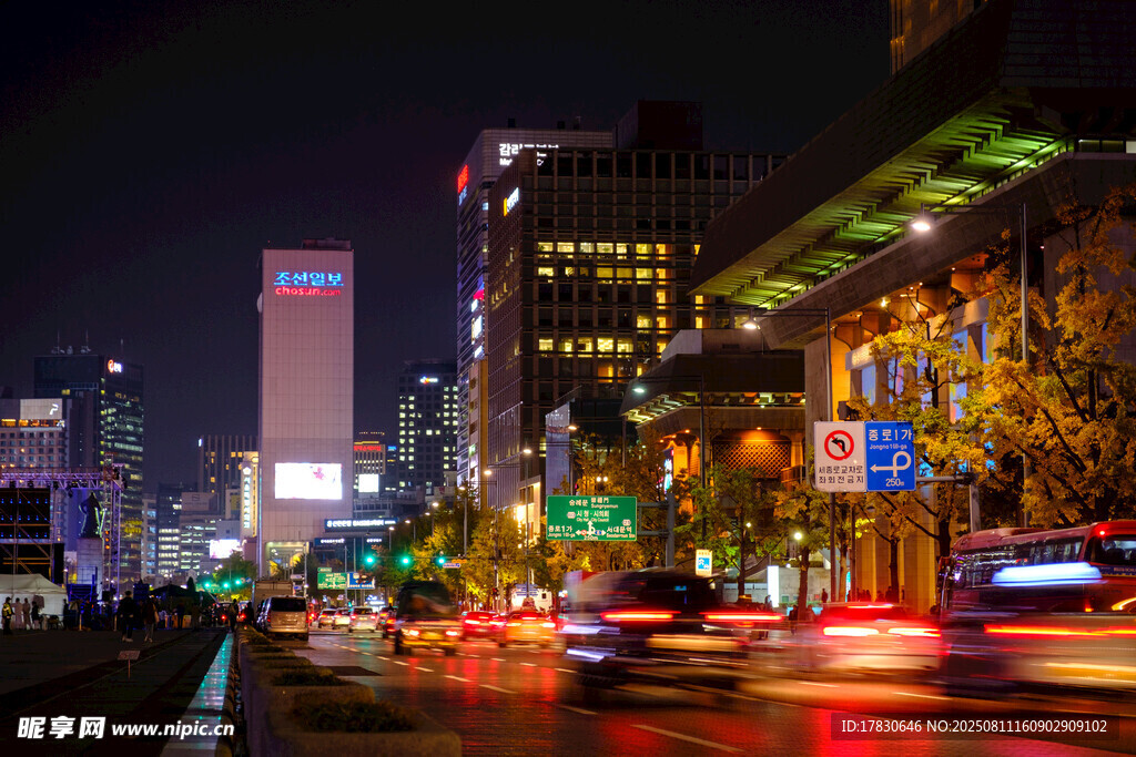 都市璀璨夜景车流穿梭
