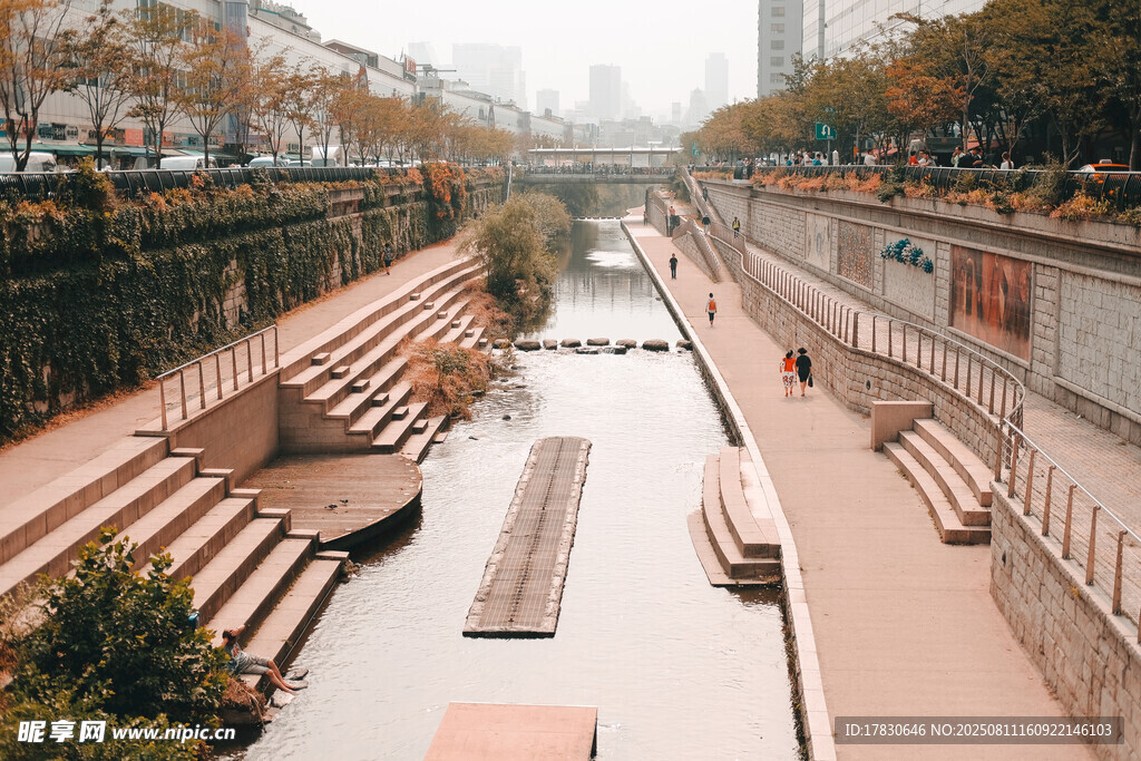 城市河畔休闲景观步道