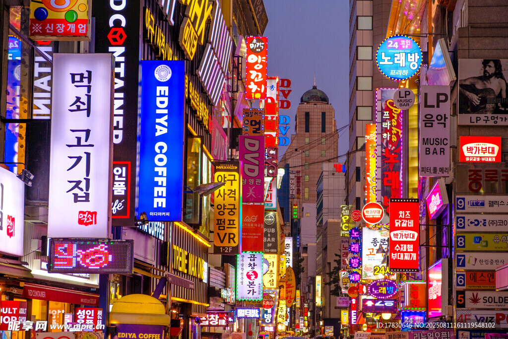 繁华都市霓虹街道夜景