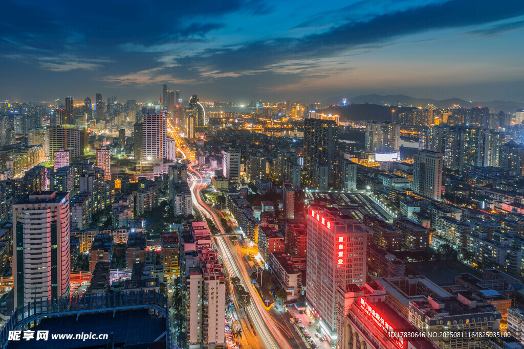 厦门莲坂城市道路车流夜景