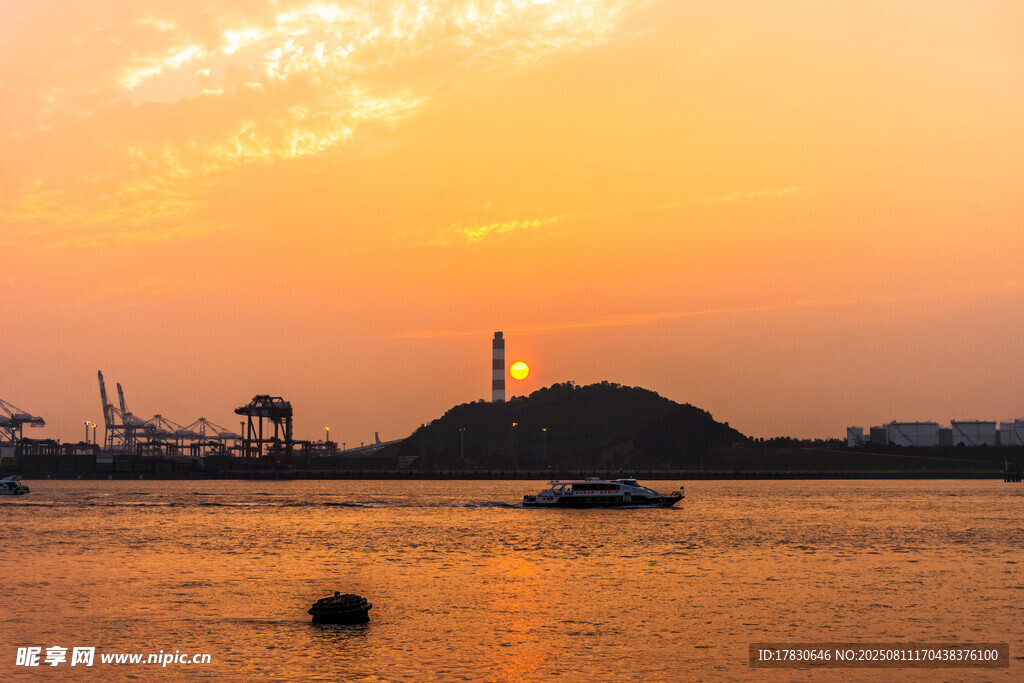 夕阳下的海港美景