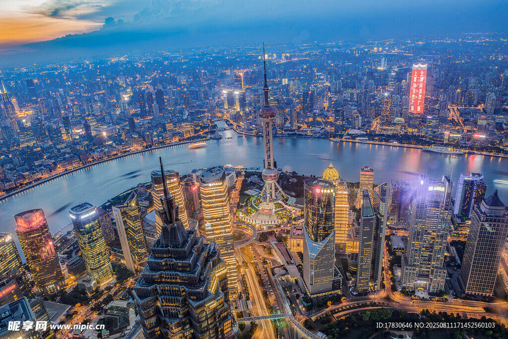 上海外滩璀璨夜景俯瞰