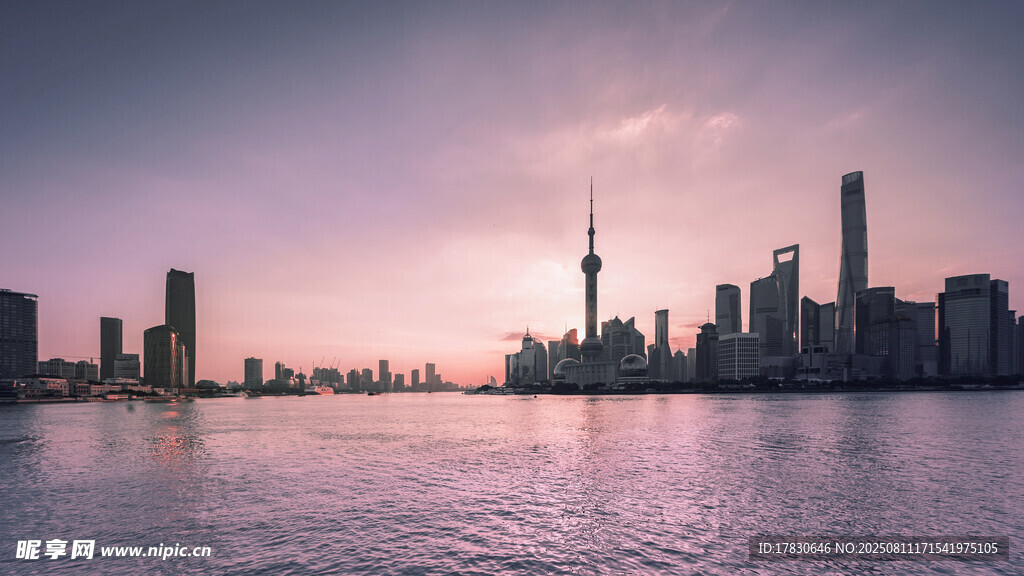 城市河畔日落天际线美景