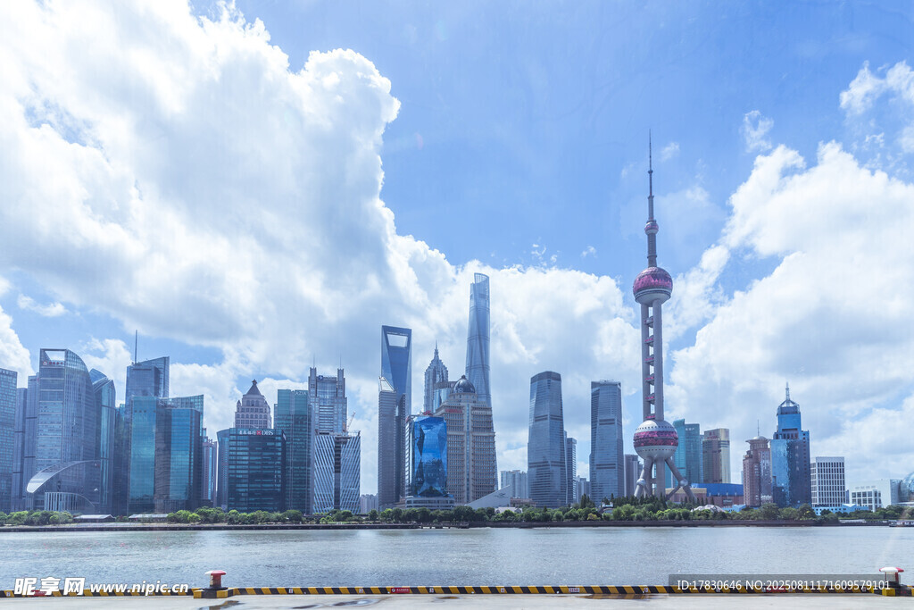 上海外滩现代都市天际线