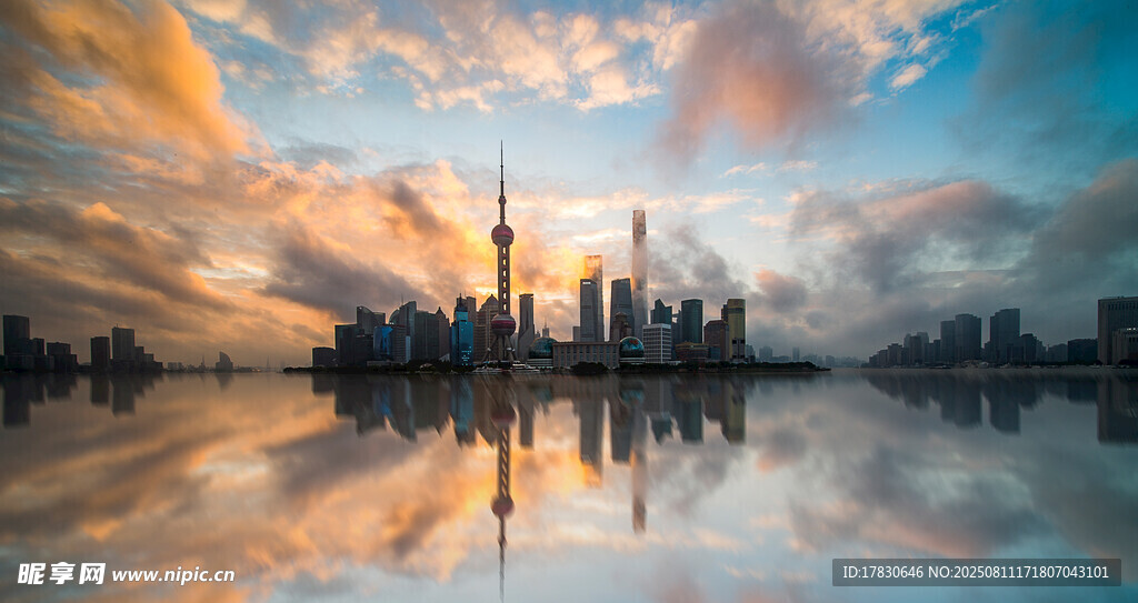 城市天际线与美丽倒影
