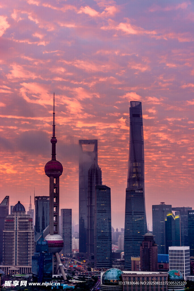 上海天际线的绚烂晚霞