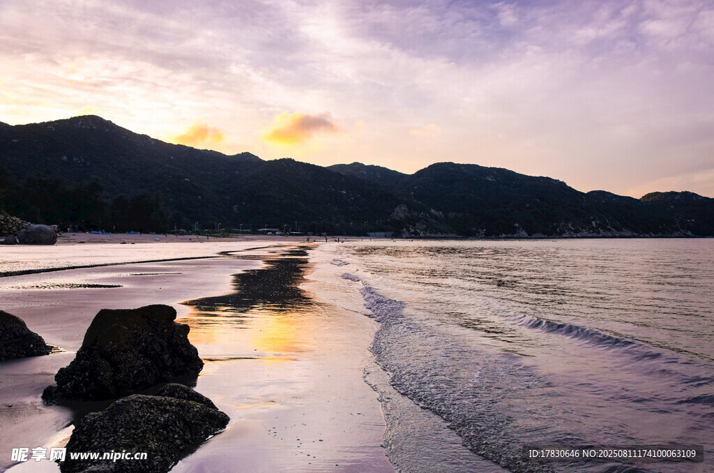 汕头南澳岛海边沙滩夕阳