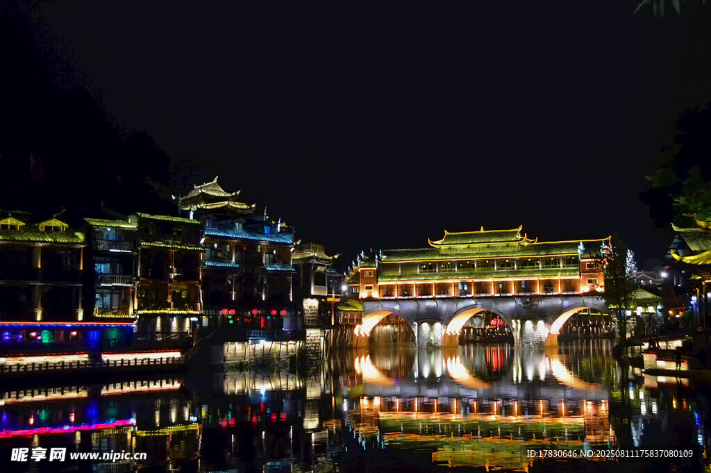 凤凰古城夜景璀璨如画