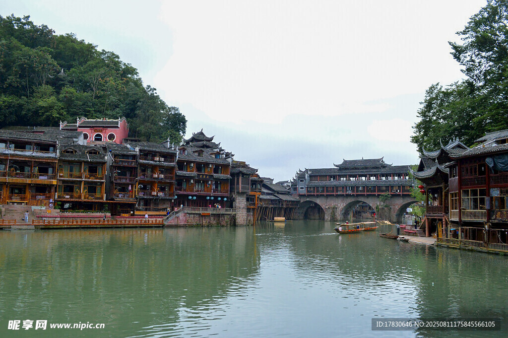 湘西凤凰古城河畔美景
