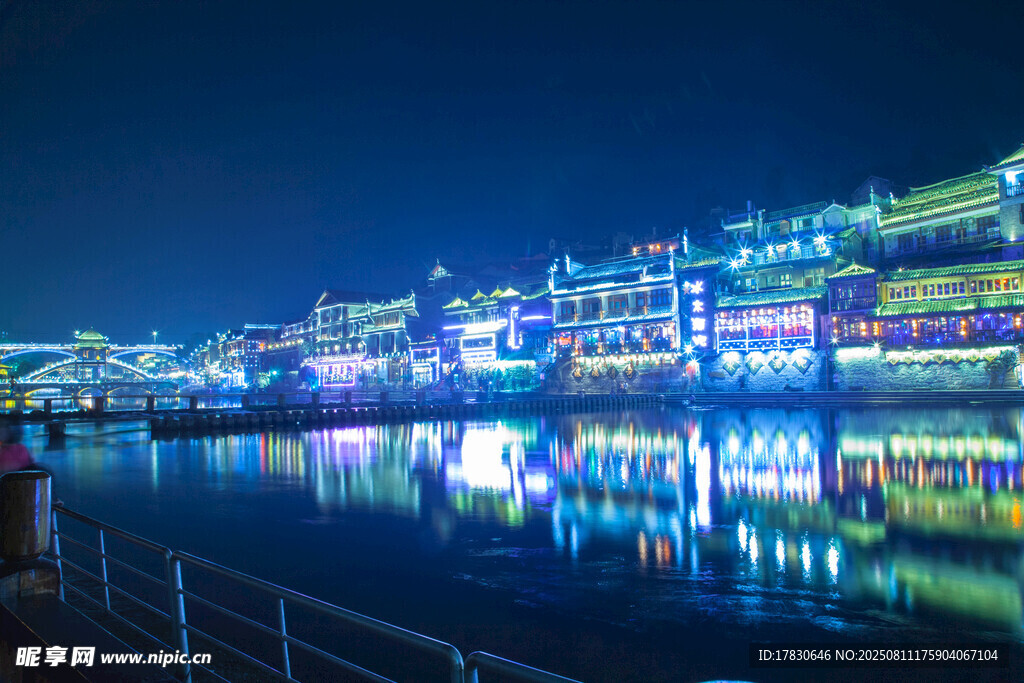 城市河畔璀璨夜景