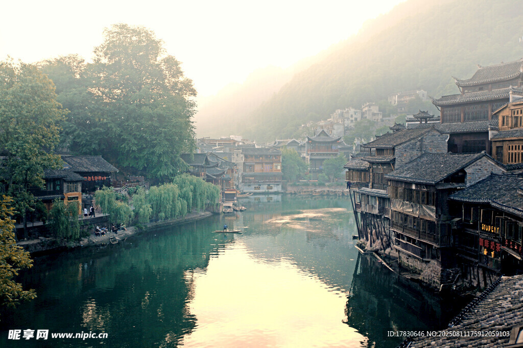湘西河畔古村落美景