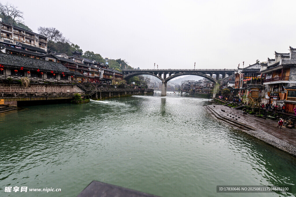 湘西凤凰古城河畔美景