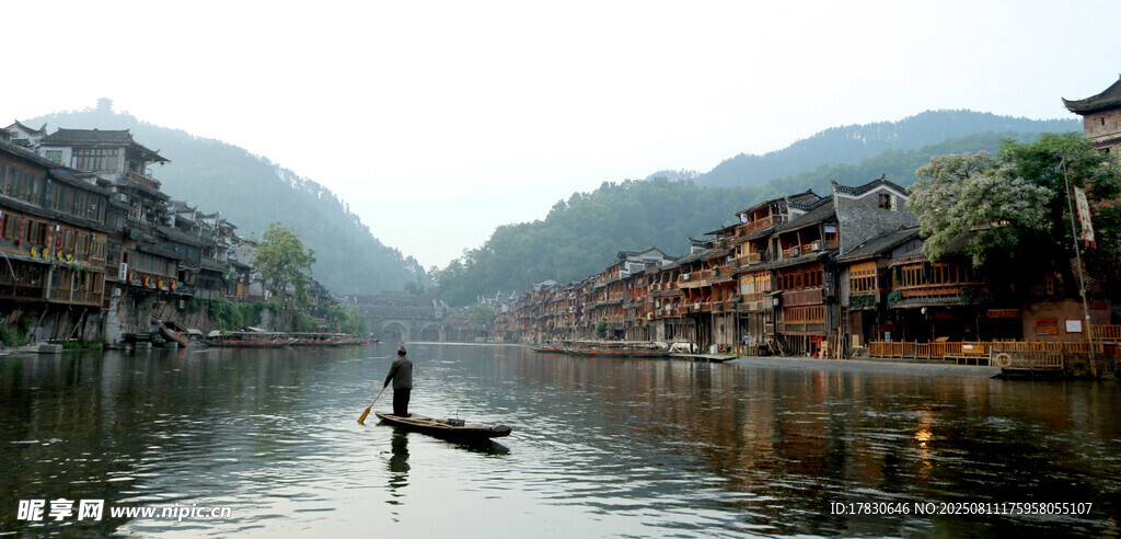 水乡泛舟景