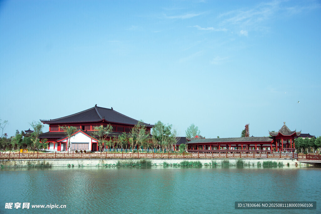 湖畔中式古建筑风景