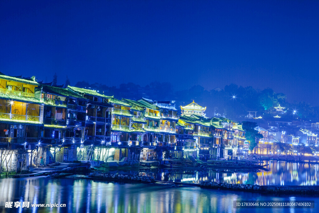 江边夜景古建筑璀璨灯火