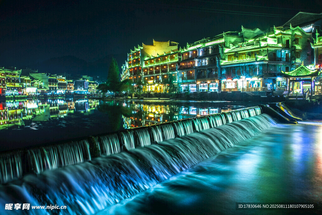 夜晚河畔璀璨灯光美景