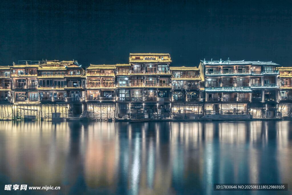 夜晚河畔璀璨建筑倒影