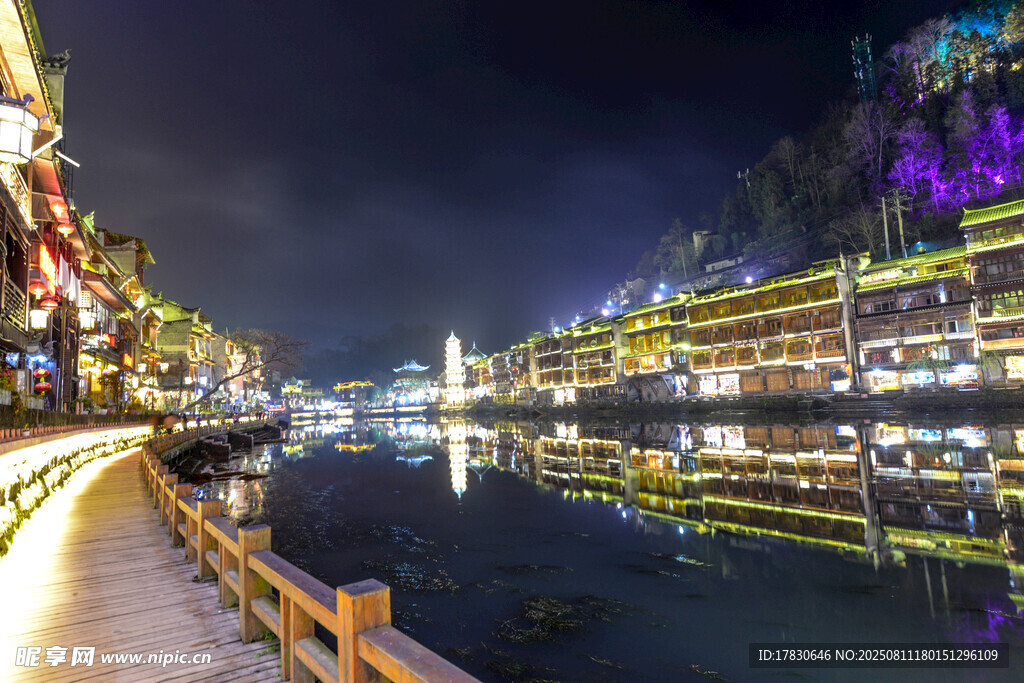 山城夜景河畔璀璨风光