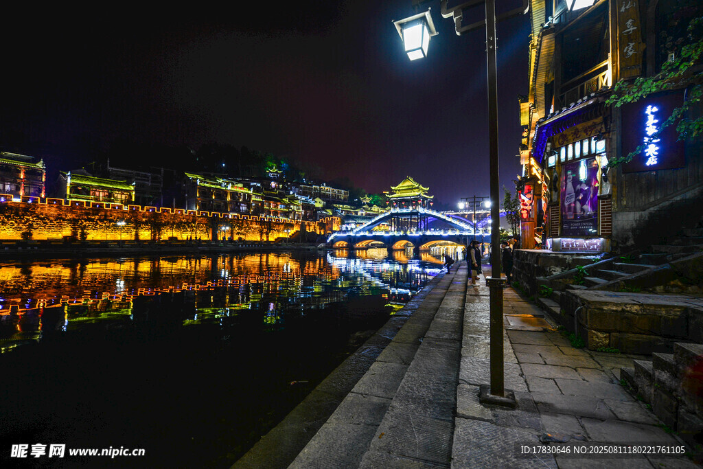 古镇河畔夜景