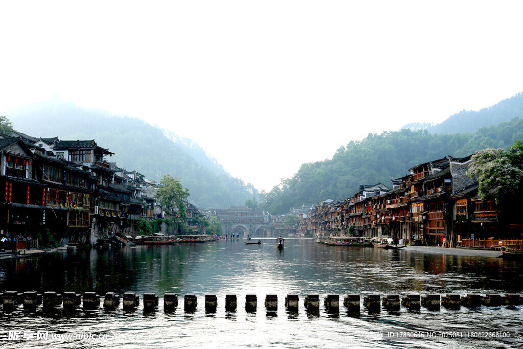 湘西凤凰古城河畔美景