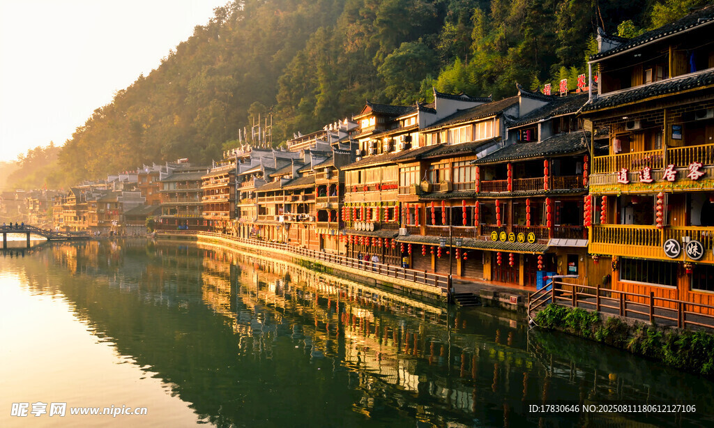 湘西凤凰古城河畔美景
