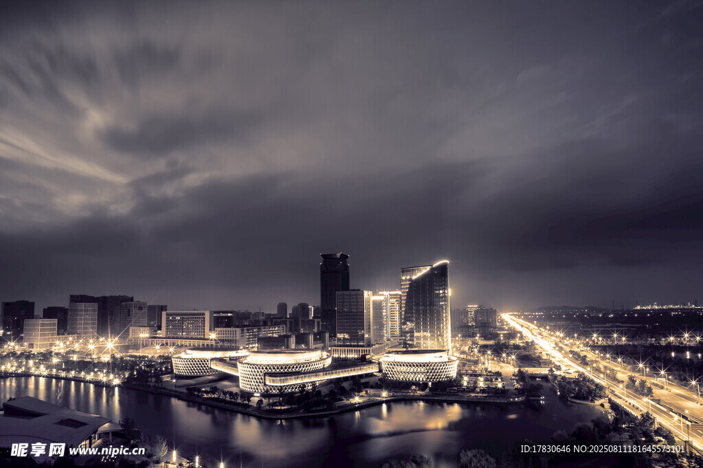 魔幻的云下的城市夜景