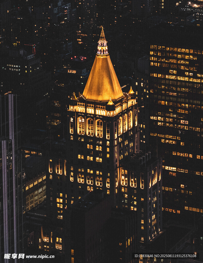 纽约夜景中的璀璨摩天大楼