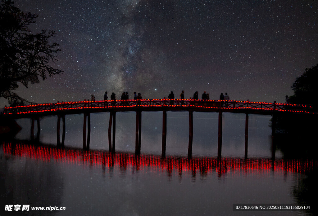 桥上夜景星空下的人群