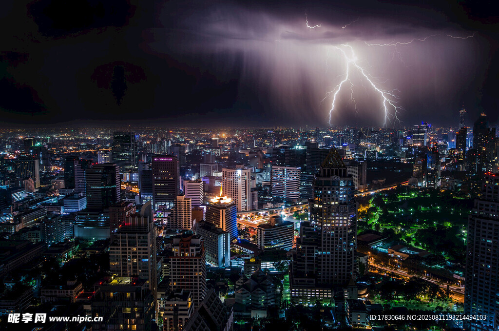 城市夜空中的闪电奇景