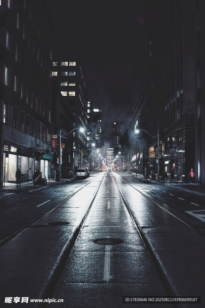 夜晚城市空旷街道景象