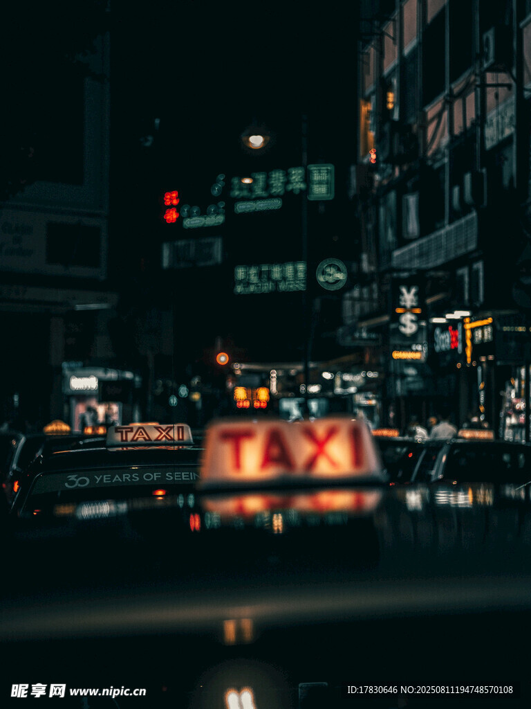 夜晚街头的亮灯出租车