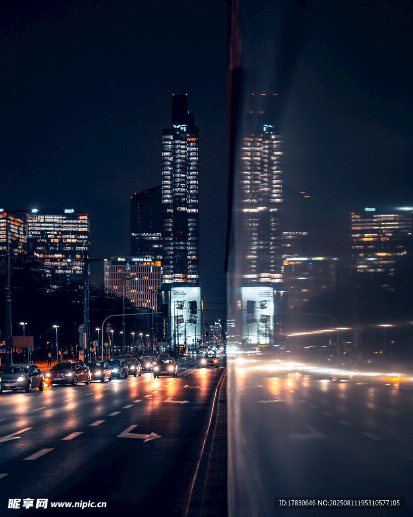 城市夜景下的道路光影
