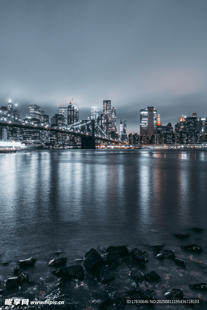 城市夜景下的静谧水面