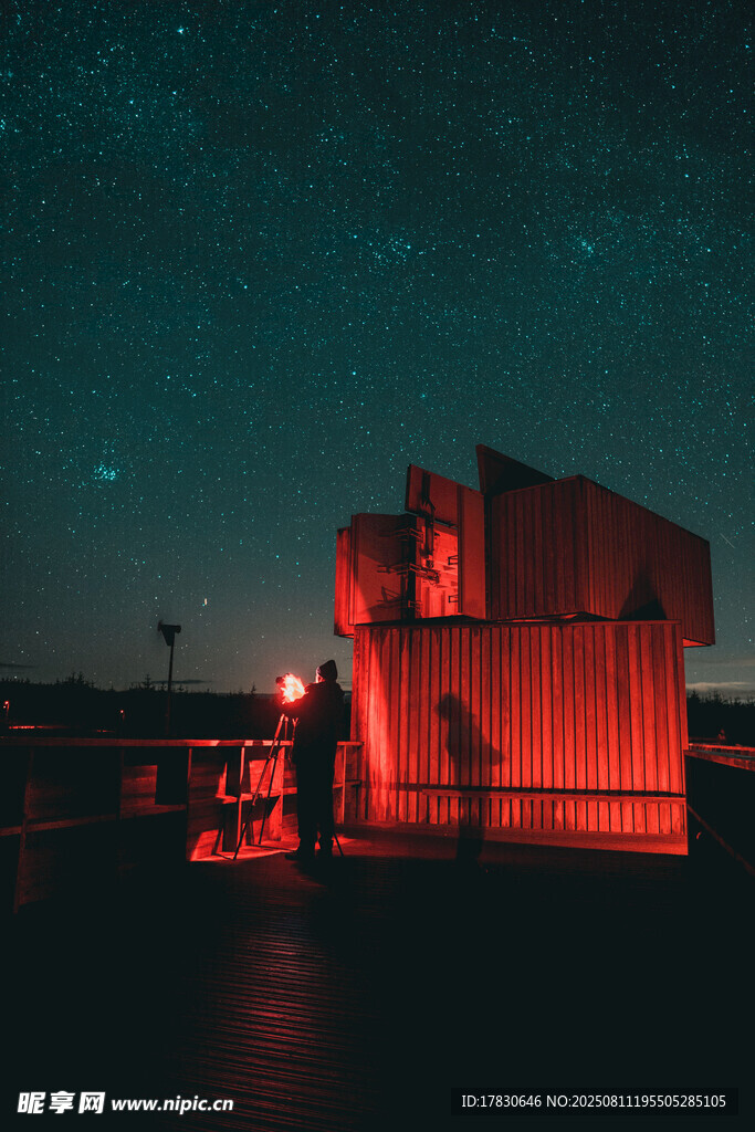 星空下的红色建筑与人物