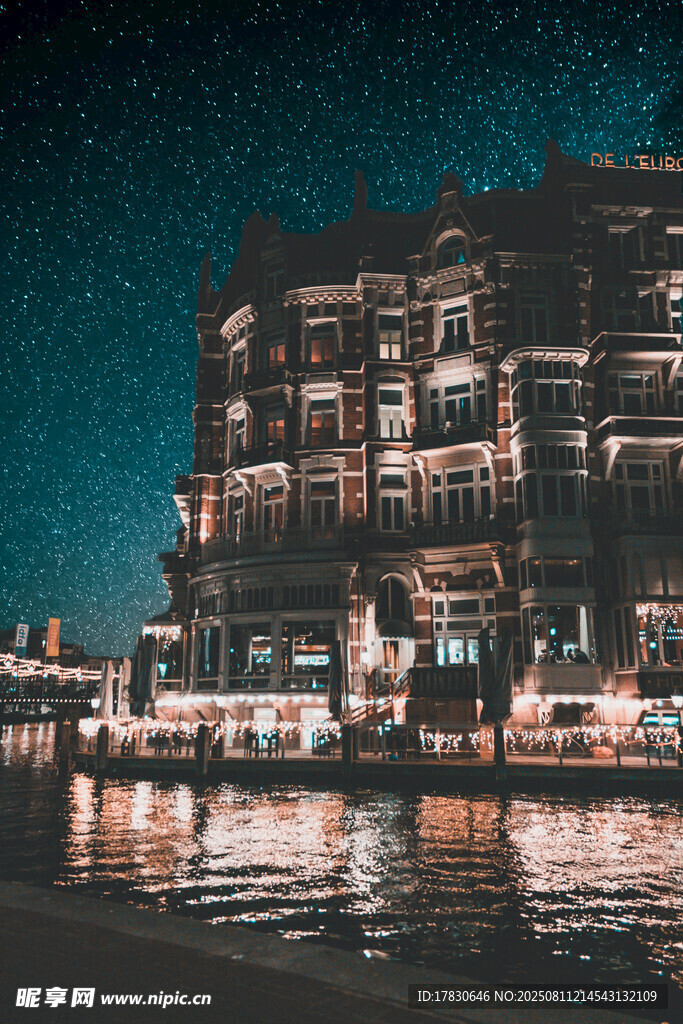 河畔夜景中的璀璨建筑