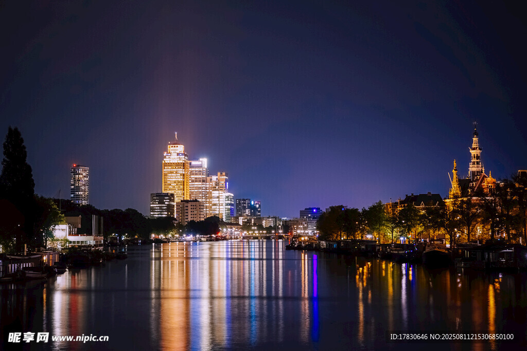 城市河畔璀璨夜景