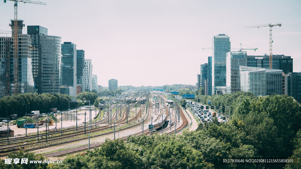 城市交通与林立高楼景观