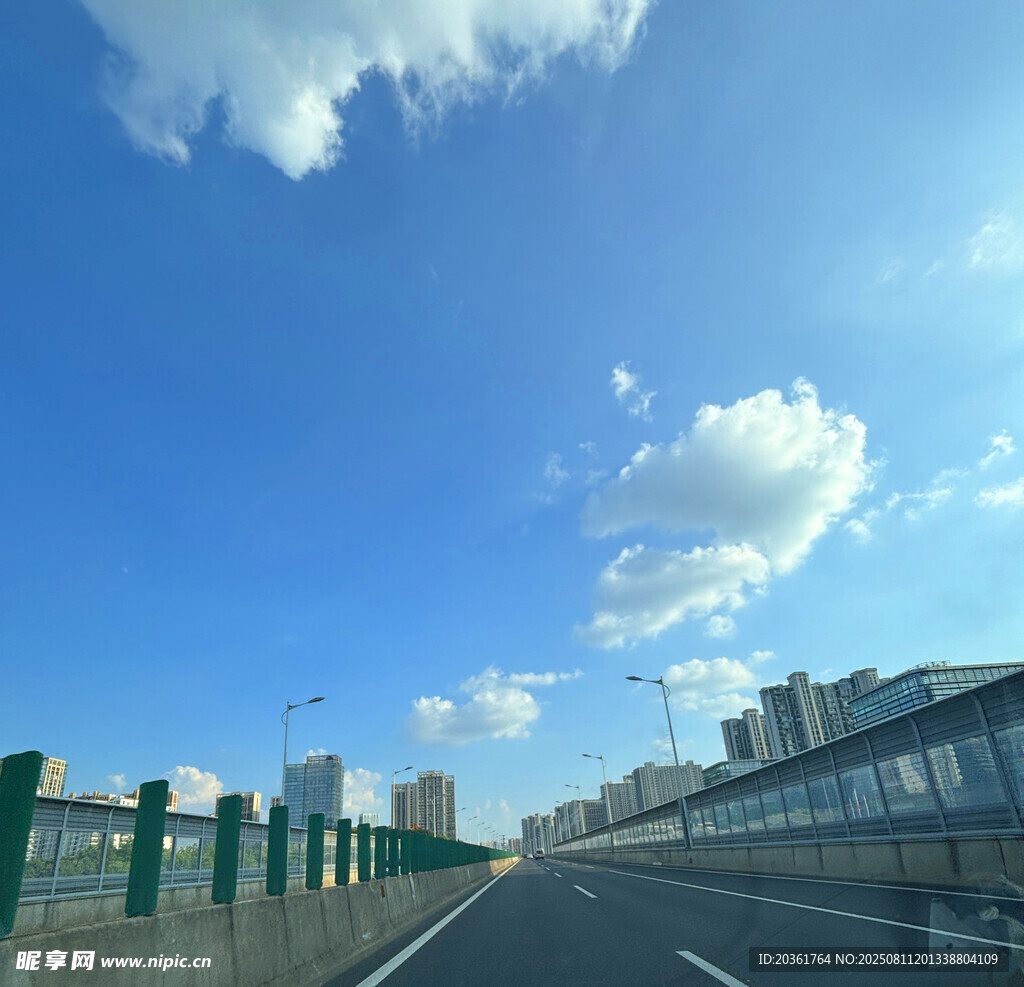 公路蓝天城市风景