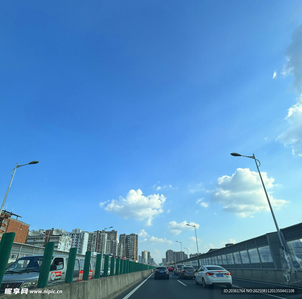 城市道路上的晴朗交通景象