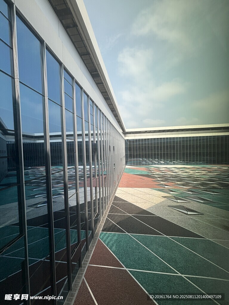 现代建筑玻璃幕墙与广场