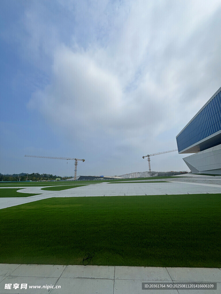 现代建筑旁的开阔绿地
