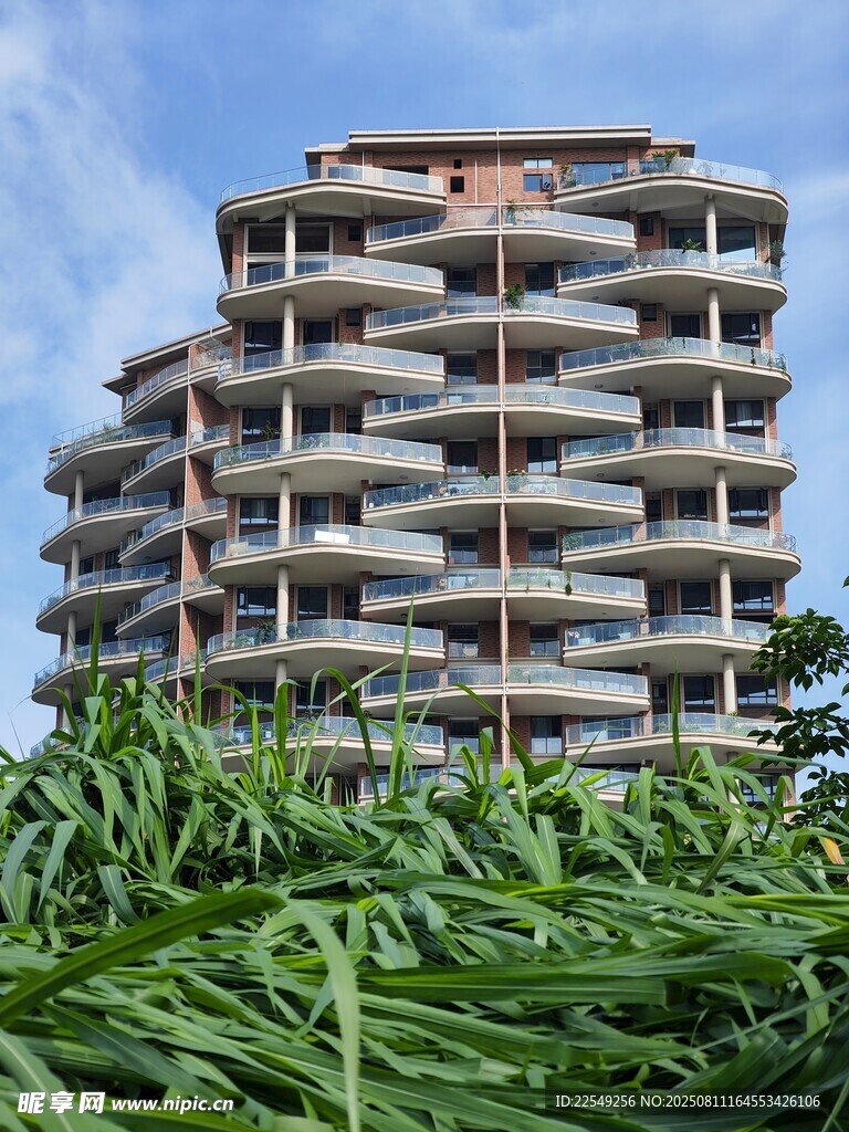 海滨多层建筑与绿植景观