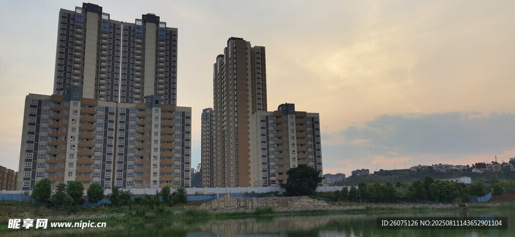夕阳下的城市河畔高楼景观