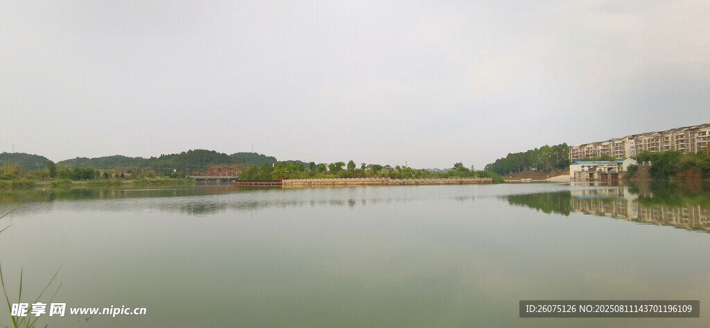 宁静湖泊与远处山峦景色