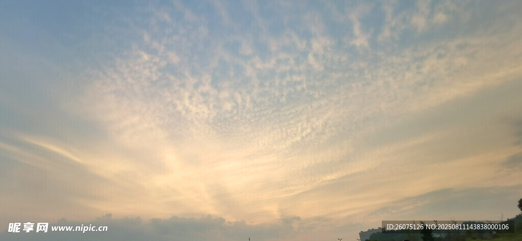 夕阳下的绚烂天空美景