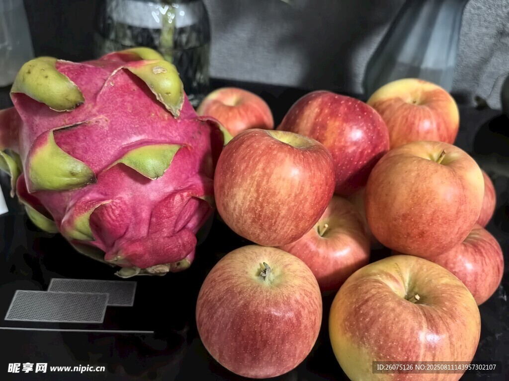 火龙果与苹果水果组合