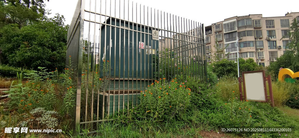 电箱围栏与周围的绿植景观