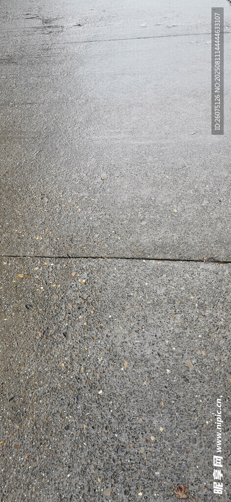 雨后灰色粗糙水泥地面纹理
