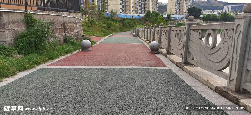 彩色步道旁的精致围栏