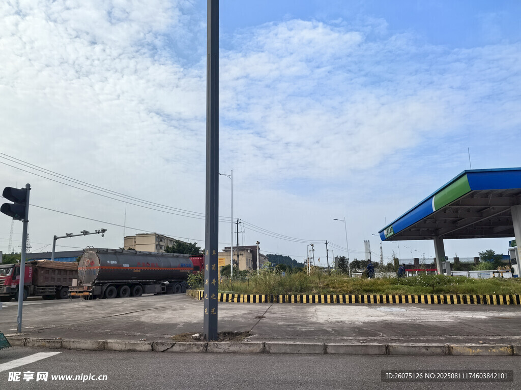 加油站外的开阔道路场景
